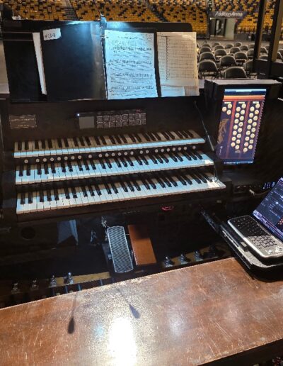 Mobile organ at an arena