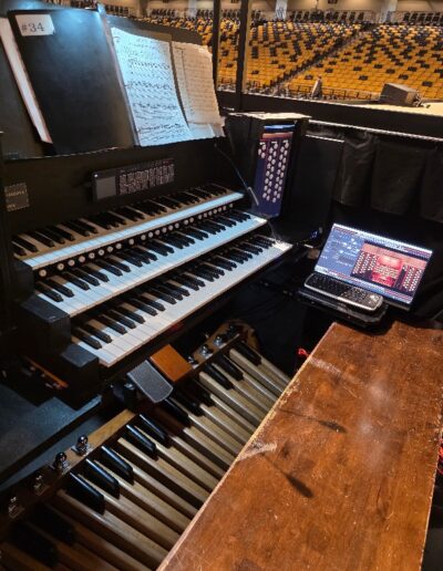 Mobile organ at an arena